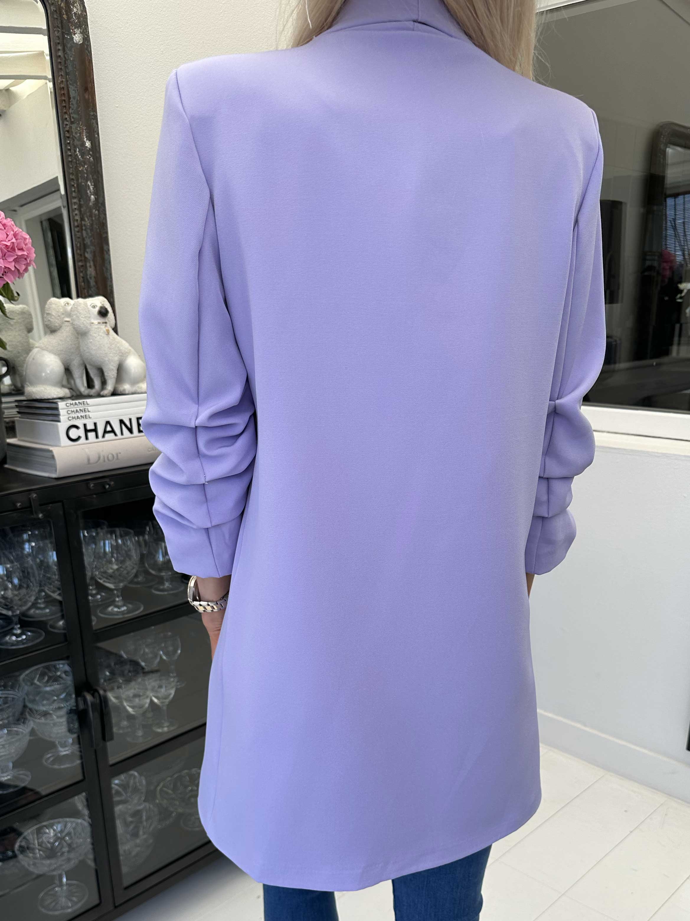 Mila Long - Stilren blazer med rynk på ærmet